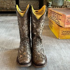 Corral Boots Size 6.5 Gold Glitter Inlay